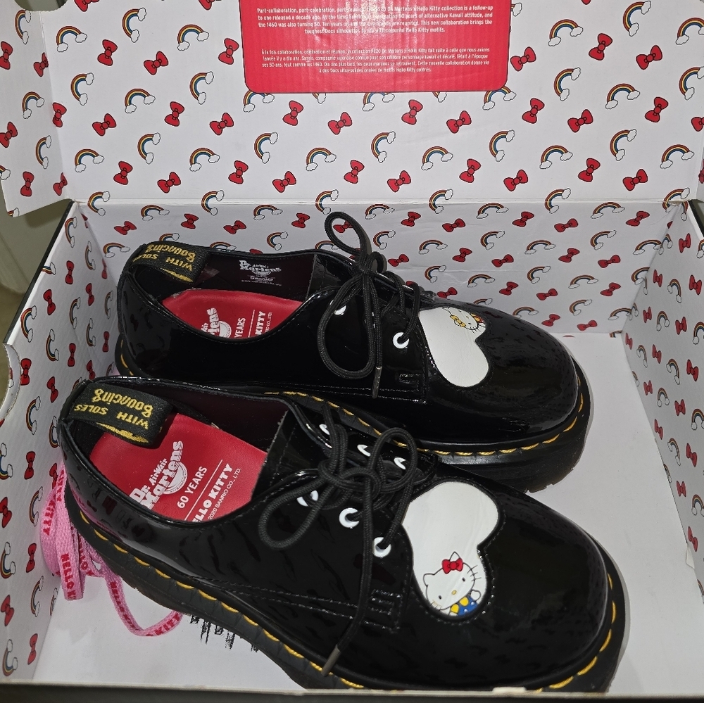 Dr. Martens Hello Kitty 60 Years 1461 Quad HK Patent Lamper Hydro Leather 7 - Picture 3 of 16